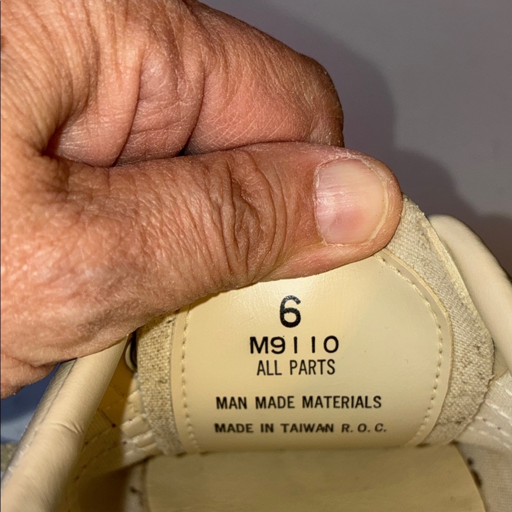 Vintage Endicott Johnson Bowling Shoes, Size 6 - Picture 2 of 10